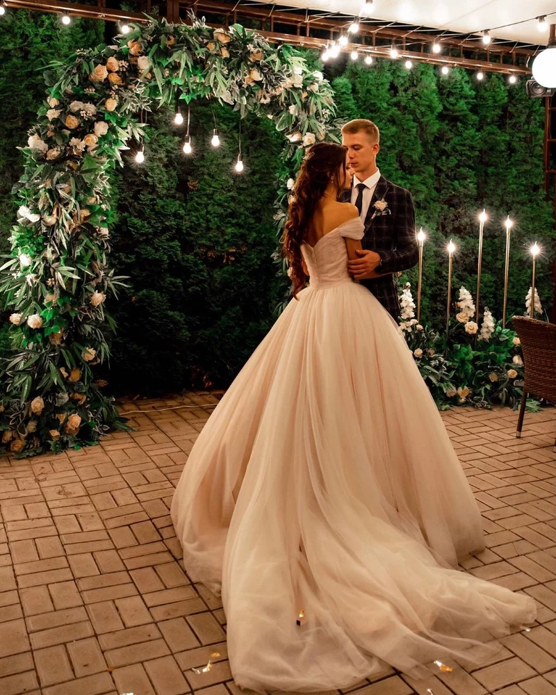 Robe de mariée trapèze élégante en tulle à épaules dénudées et traîne chapelle