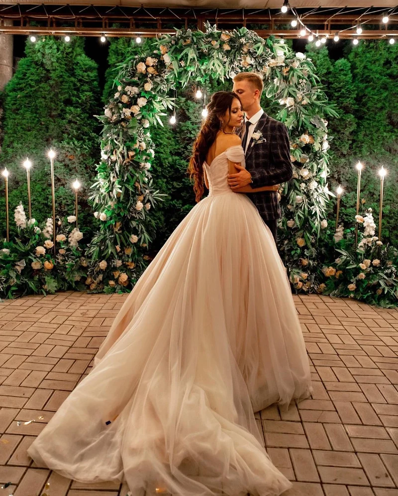 Robe de mariée trapèze élégante en tulle à épaules dénudées et traîne chapelle