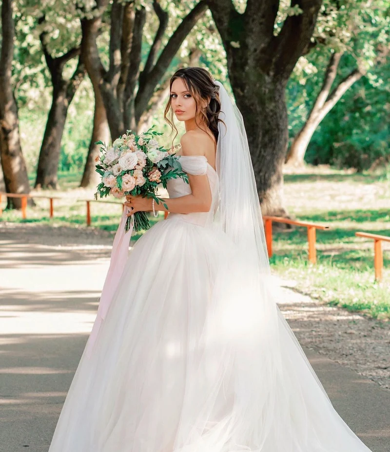 Robe de mariée trapèze élégante en tulle à épaules dénudées et traîne chapelle