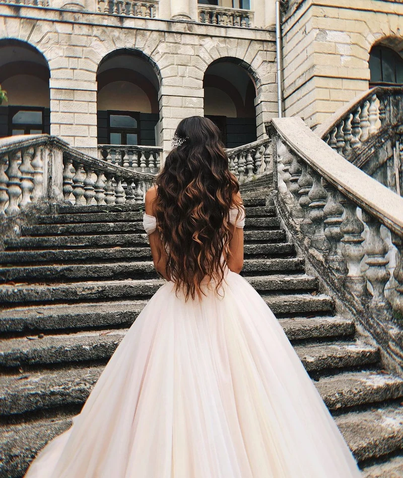 Robe de mariée trapèze élégante en tulle à épaules dénudées et traîne chapelle