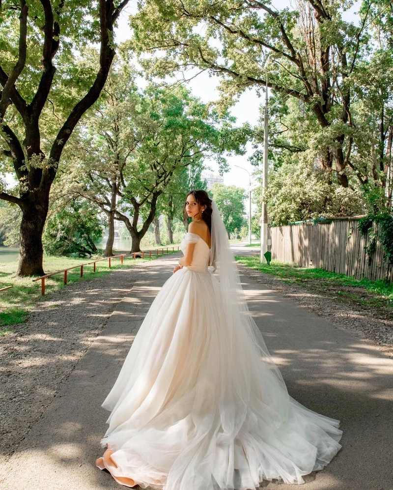Robe de mariée trapèze élégante en tulle à épaules dénudées et traîne chapelle
