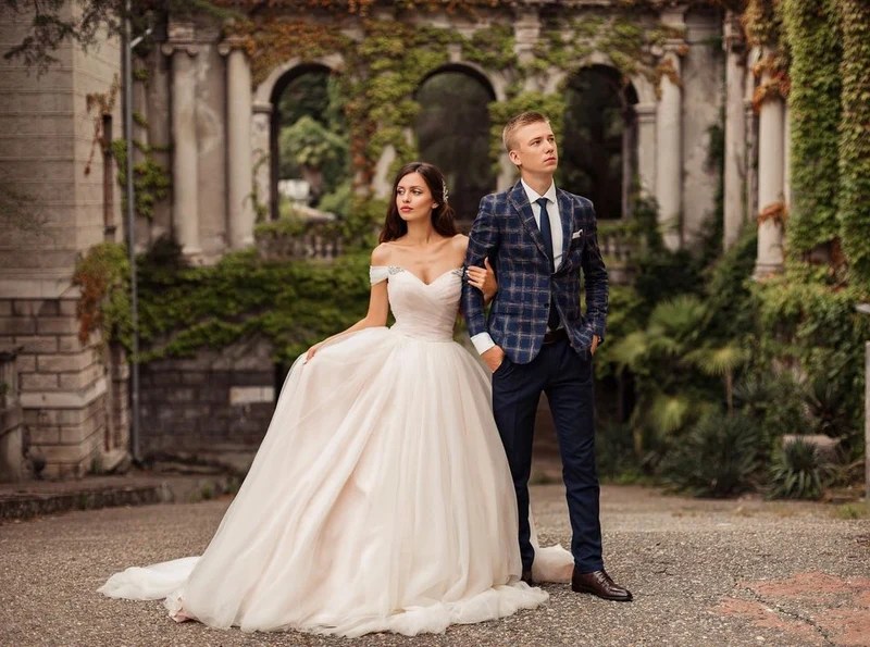 Robe de mariée trapèze élégante en tulle à épaules dénudées et traîne chapelle