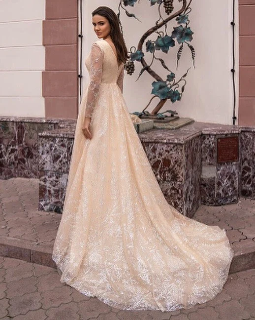 Robe de mariée scintillante à col en V et coupe trapèze, avec manches longues élégantes et détails pailletés