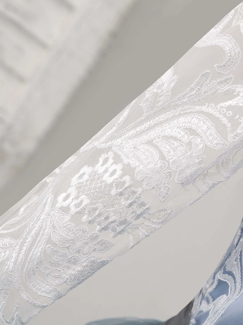Robe courte élégante en tulle gris pour demoiselles d'honneur et occasions spéciales
