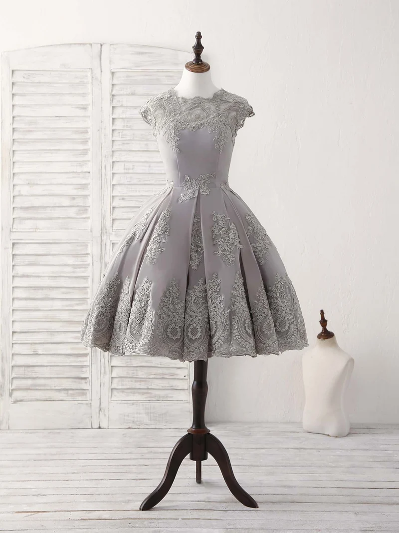 Robe de bal courte grise élégante à col rond et manches courtes en dentelle pour les fêtes