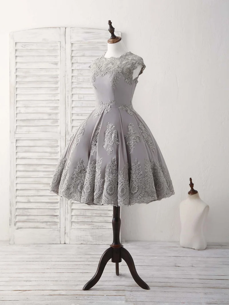 Robe de bal courte grise élégante à col rond et manches courtes en dentelle pour les fêtes
