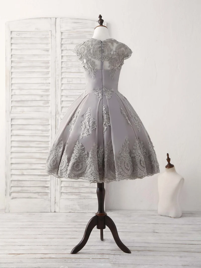 Robe de bal courte grise élégante à col rond et manches courtes en dentelle pour les fêtes