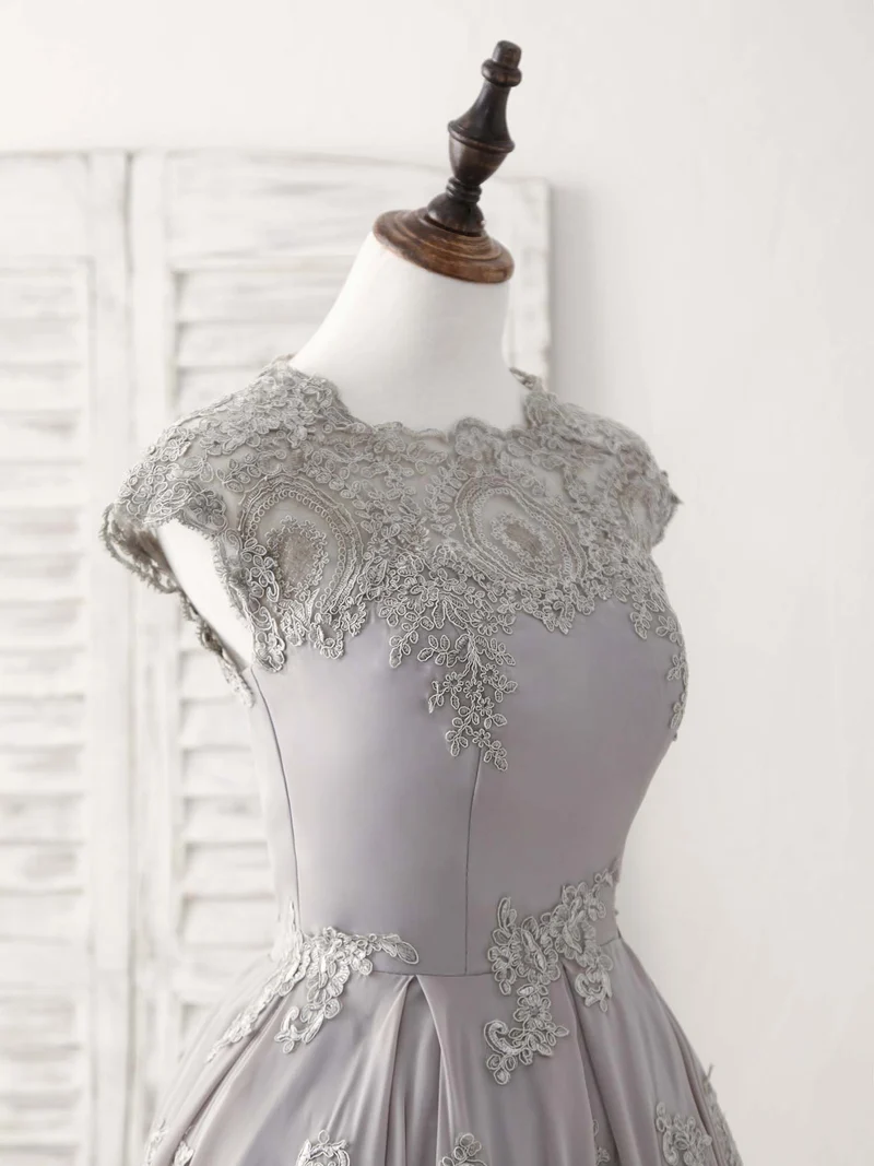 Robe de bal courte grise élégante à col rond et manches courtes en dentelle pour les fêtes
