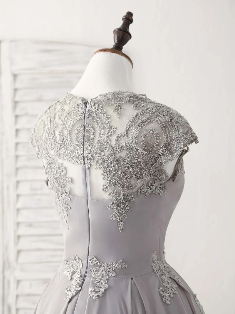 Robe de bal courte grise élégante à col rond et manches courtes en dentelle pour les fêtes
