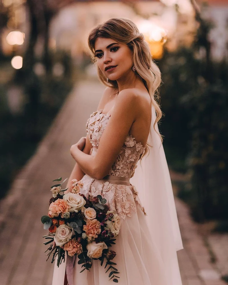 Robe de mariée élégante en tulle, coupe trapèze, décolleté en cœur, avec des appliques en dentelle délicates et une traîne