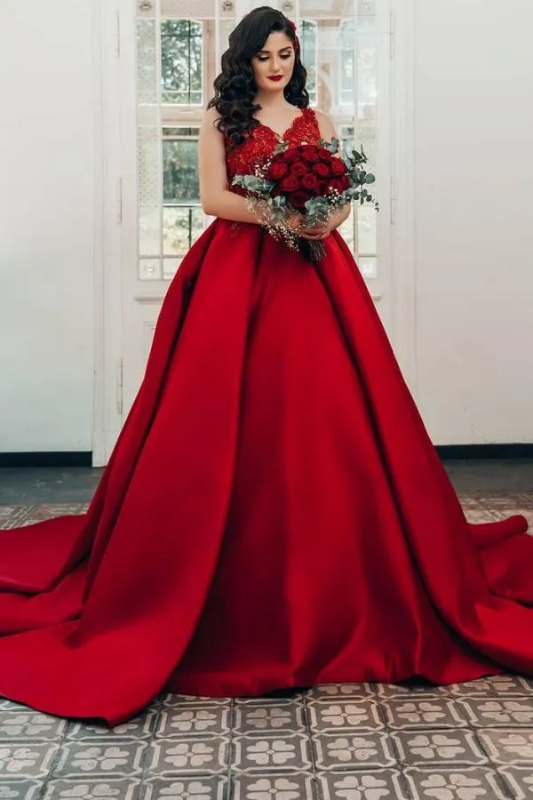 Robe de mariée longue rouge en satin à col en V et dentelle
