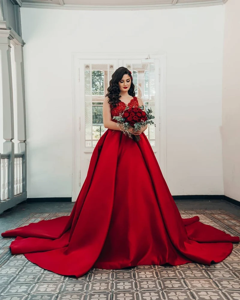 Robe de mariée longue rouge en satin à col en V et dentelle
