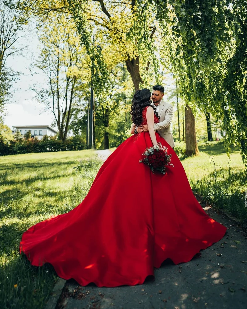 Robe de mariée longue rouge en satin à col en V et dentelle