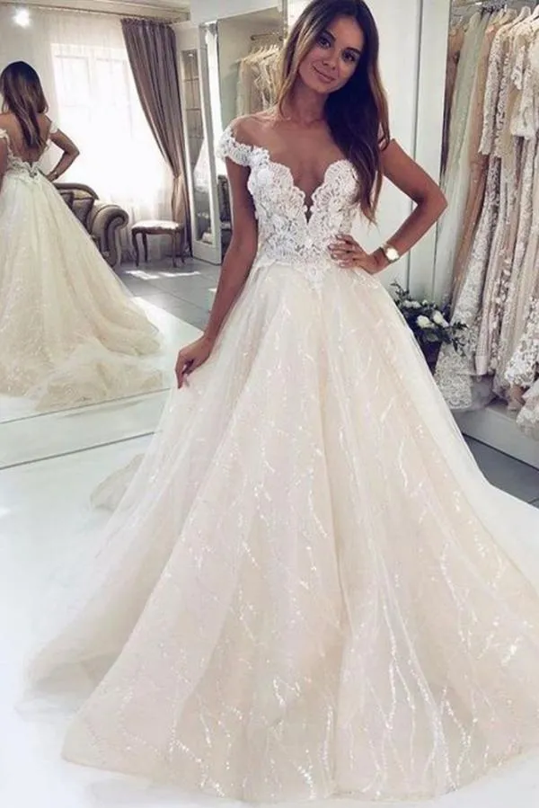 Robe de mariée élégante en tulle, coupe trapèze, épaules dénudées et dos nu