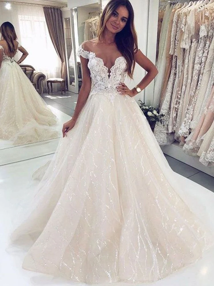 Robe de mariée élégante en tulle, coupe trapèze, épaules dénudées et dos nu