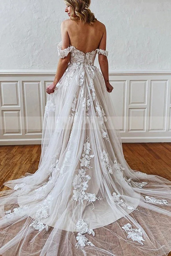 Robe de mariée élégante à bretelles, coupe trapèze, avec des appliqués exquis et une traîne chapelle