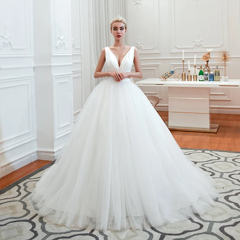 Robe de mariée élégante en tulle blanc, coupe trapèze, bretelles larges et décolleté en V profond