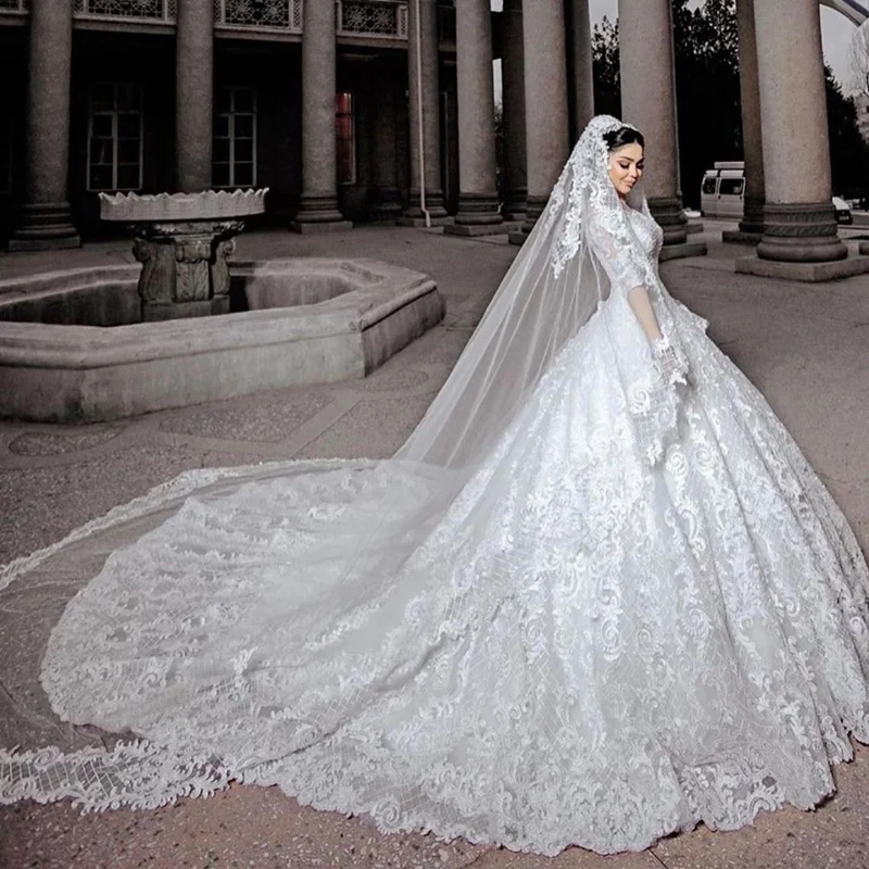 Robe de mariée longue élégante de princesse avec appliques perlées, manches et tulle