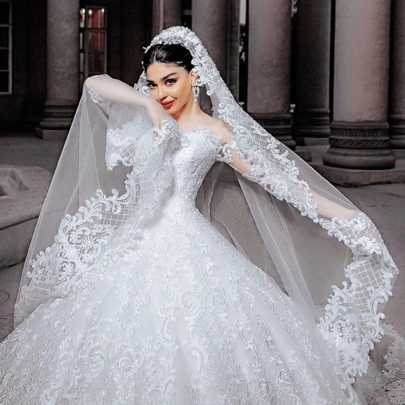 Robe de mariée longue élégante de princesse avec appliques perlées, manches et tulle