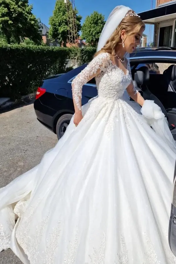 Robe de mariée élégante en dentelle blanche à col en V et manches longues