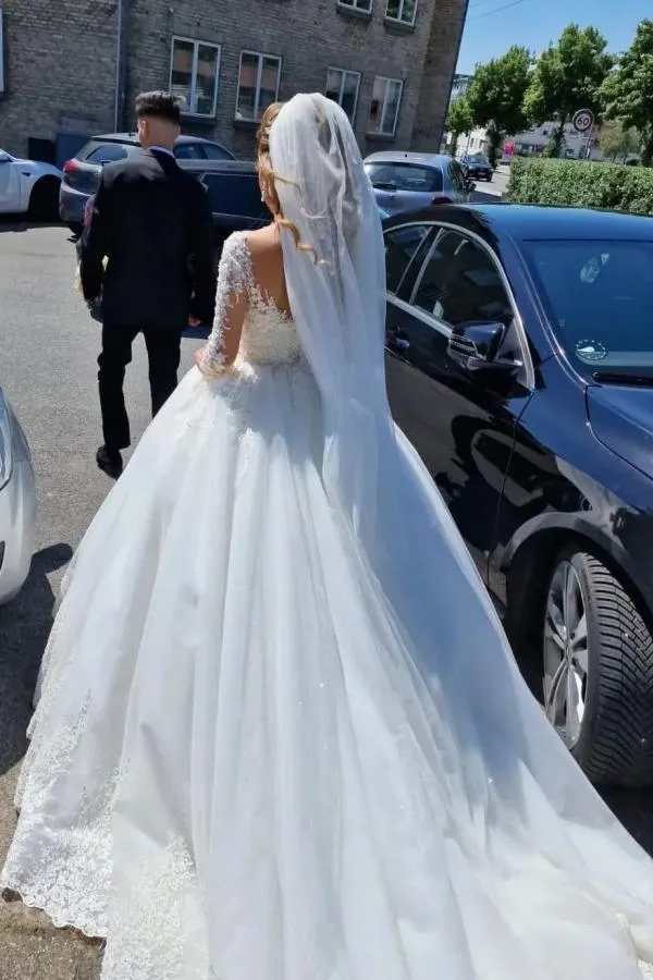Robe de mariée élégante en dentelle blanche à col en V et manches longues
