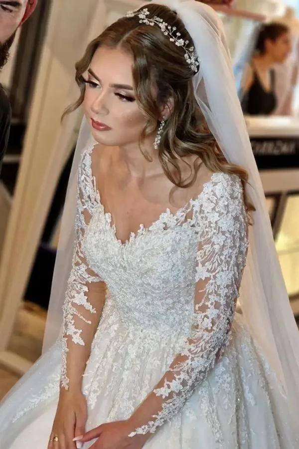 Robe de mariée élégante en dentelle blanche à col en V et manches longues