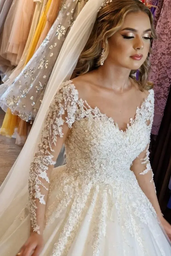 Robe de mariée élégante en dentelle blanche à col en V et manches longues