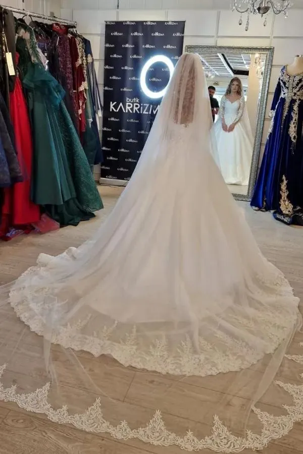 Robe de mariée élégante en dentelle blanche à col en V et manches longues
