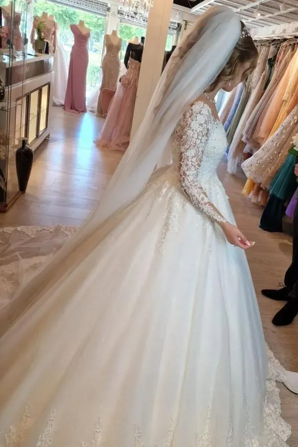 Robe de mariée élégante en dentelle blanche à col en V et manches longues