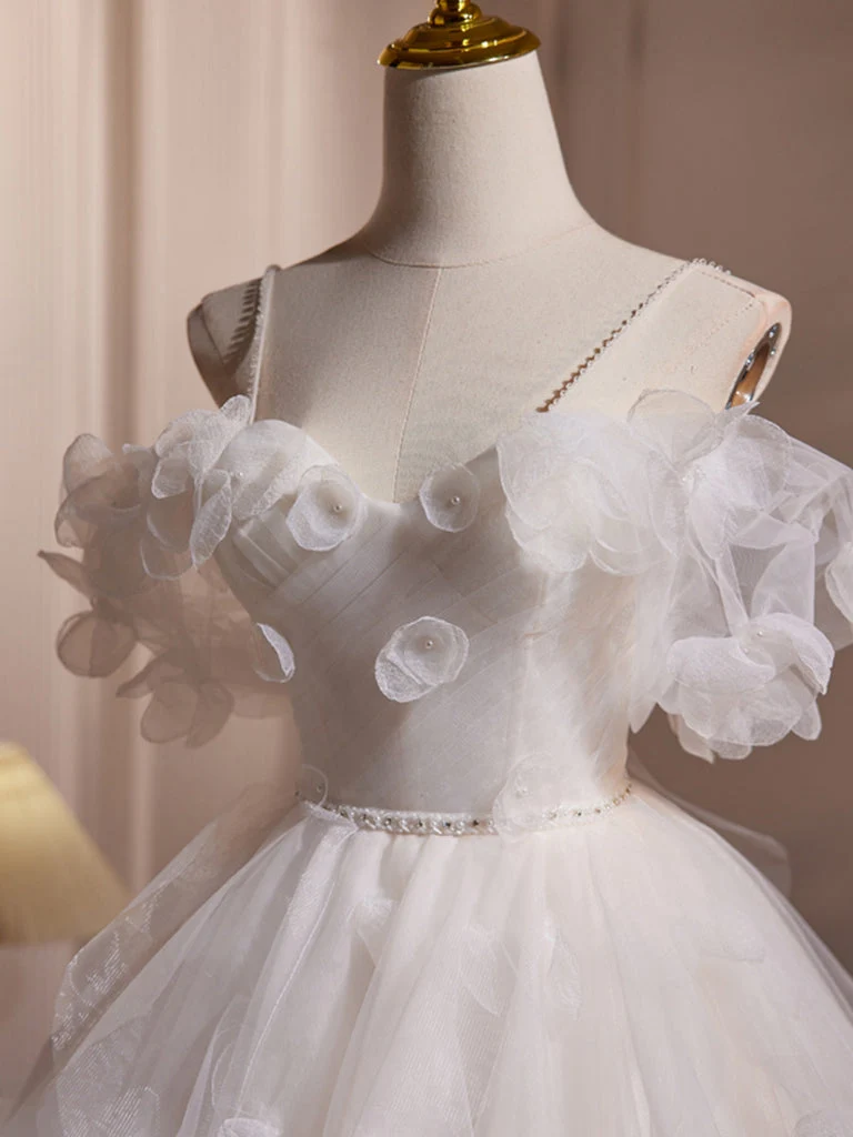 Robe de bal trapèze blanche chic en tulle à épaules dénudées : un indispensable pour votre retour à la maison