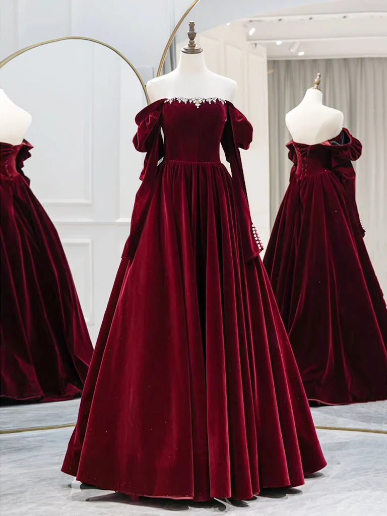 Robe de bal élégante en velours bordeaux à manches longues et coupe trapèze, ornée de perles raffinées