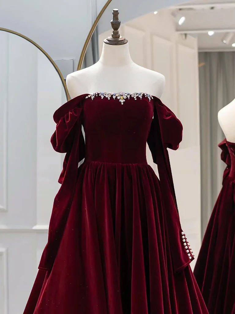 Robe de bal élégante en velours bordeaux à manches longues et coupe trapèze, ornée de perles raffinées
