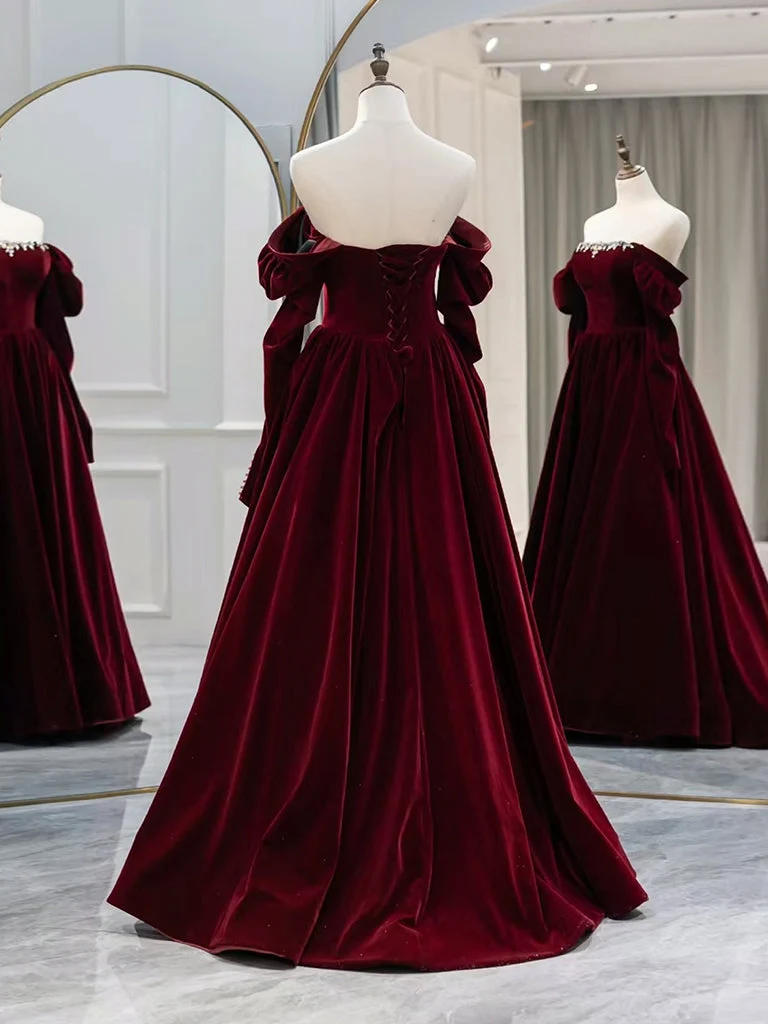 Robe de bal élégante en velours bordeaux à manches longues et coupe trapèze, ornée de perles raffinées