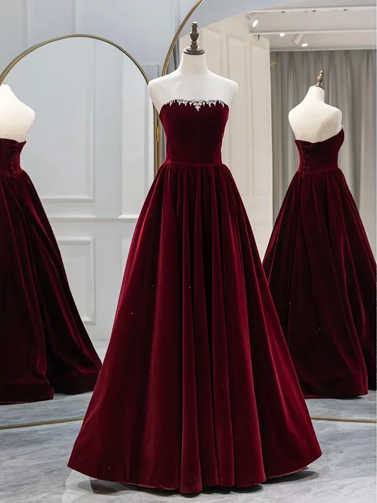 Robe de bal élégante en velours bordeaux à manches longues et coupe trapèze, ornée de perles raffinées