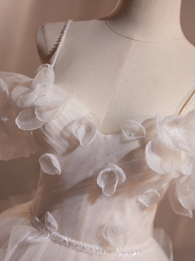 Robe de bal élégante en tulle blanc à épaules dénudées et coupe trapèze : une robe parfaite pour un Sweet Sixteen