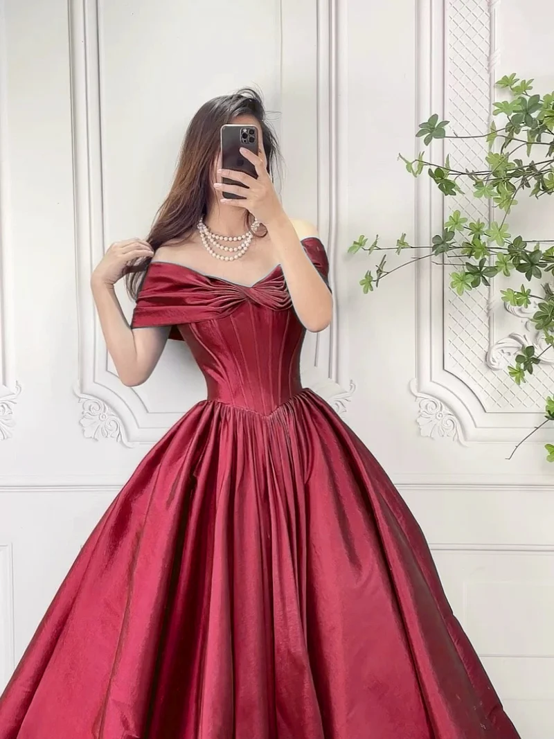 Robe de bal élégante bordeaux à épaules dénudées et coupe trapèze, longue robe de soirée formelle