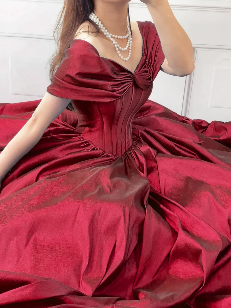 Robe de bal élégante bordeaux à épaules dénudées et coupe trapèze, longue robe de soirée formelle