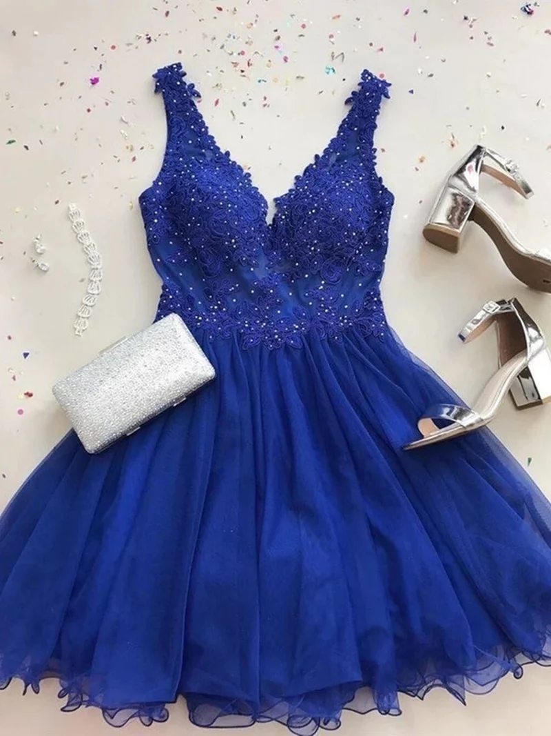 Robe de soirée courte bleu roi en dentelle perlée, coupe trapèze, col en V