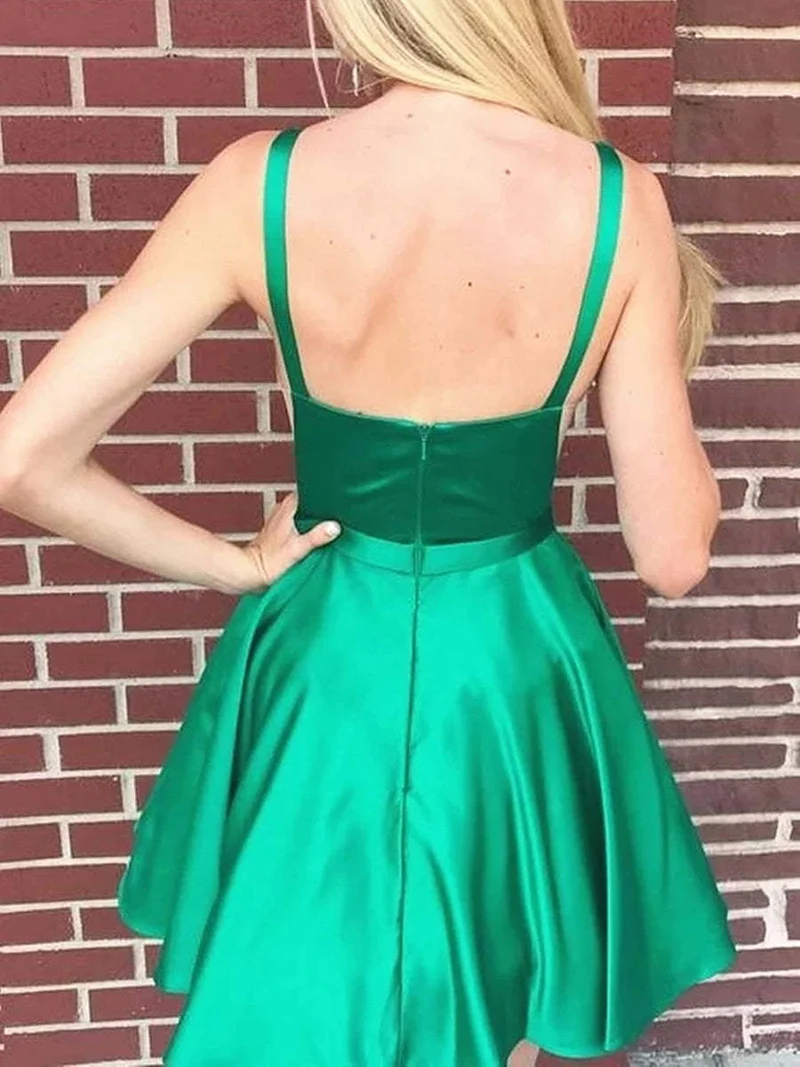 Robe de soirée cocktail courte élégante en satin vert dos nu