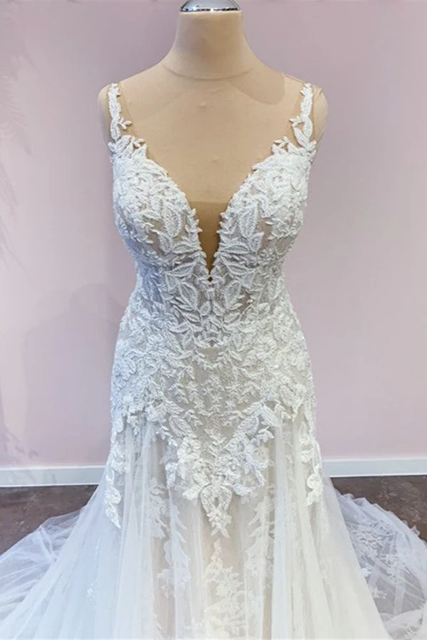 Superbe robe de mariée trapèze à bretelles spaghetti et décolleté en cœur avec appliques en dentelle