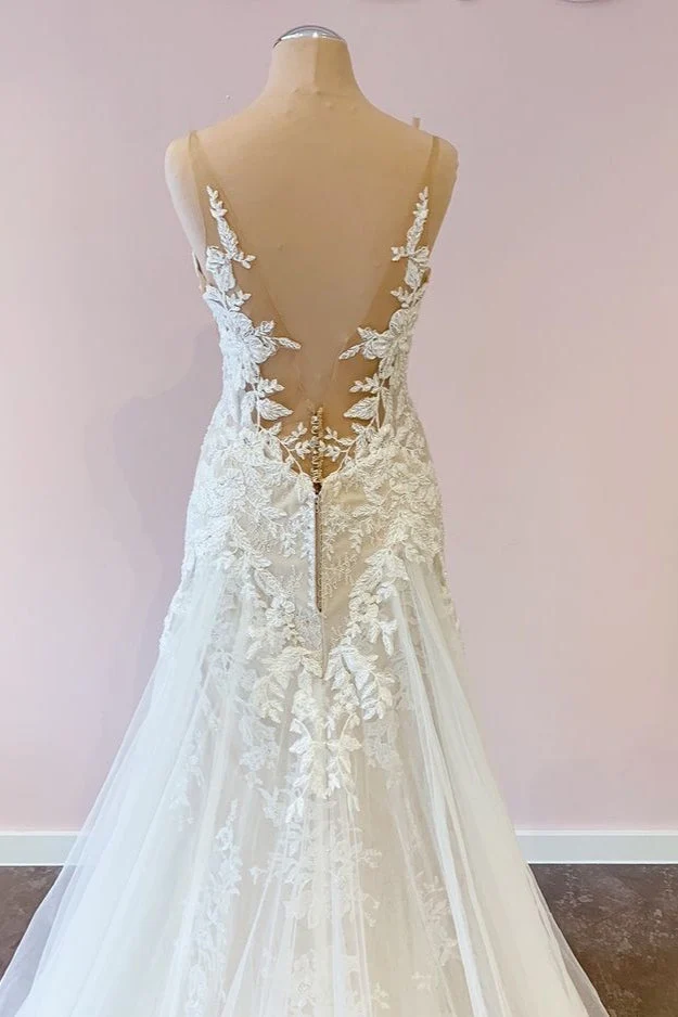 Superbe robe de mariée trapèze à bretelles spaghetti et décolleté en cœur avec appliques en dentelle