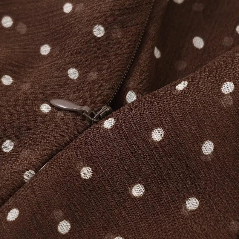 Robe courte marron à pois - tenue d’été élégante