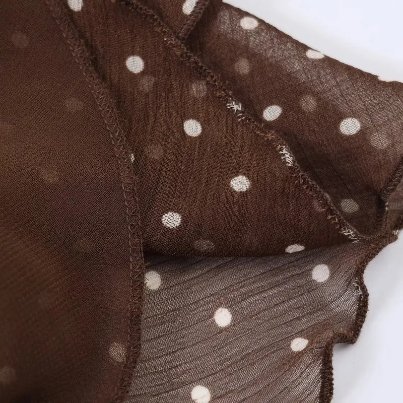 Robe courte marron à pois - tenue d’été élégante