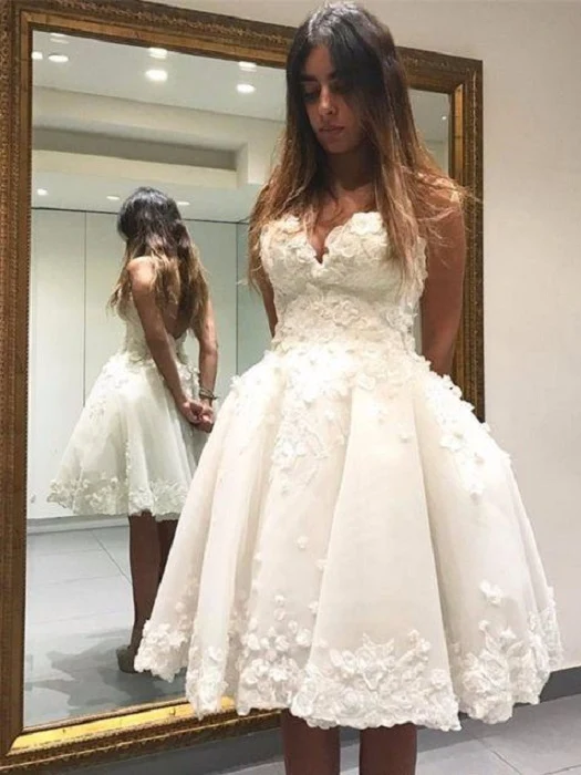 Robe de mariée courte sans bretelles romantique courte ligne A avec motif floral délicat