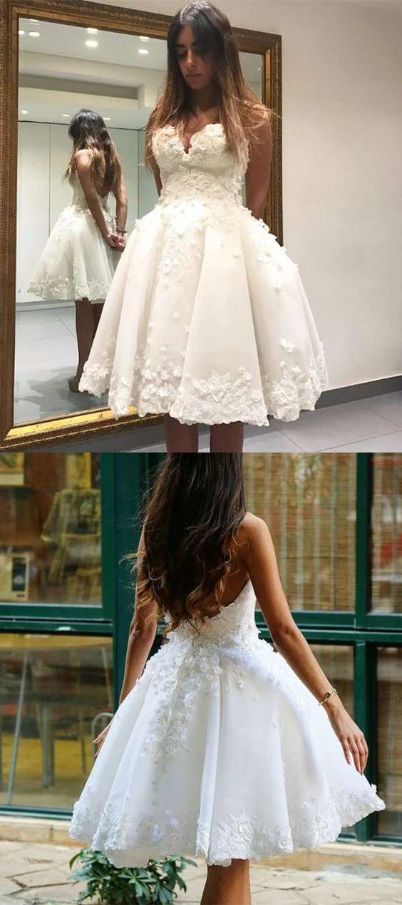 Robe de mariée courte sans bretelles romantique courte ligne A avec motif floral délicat