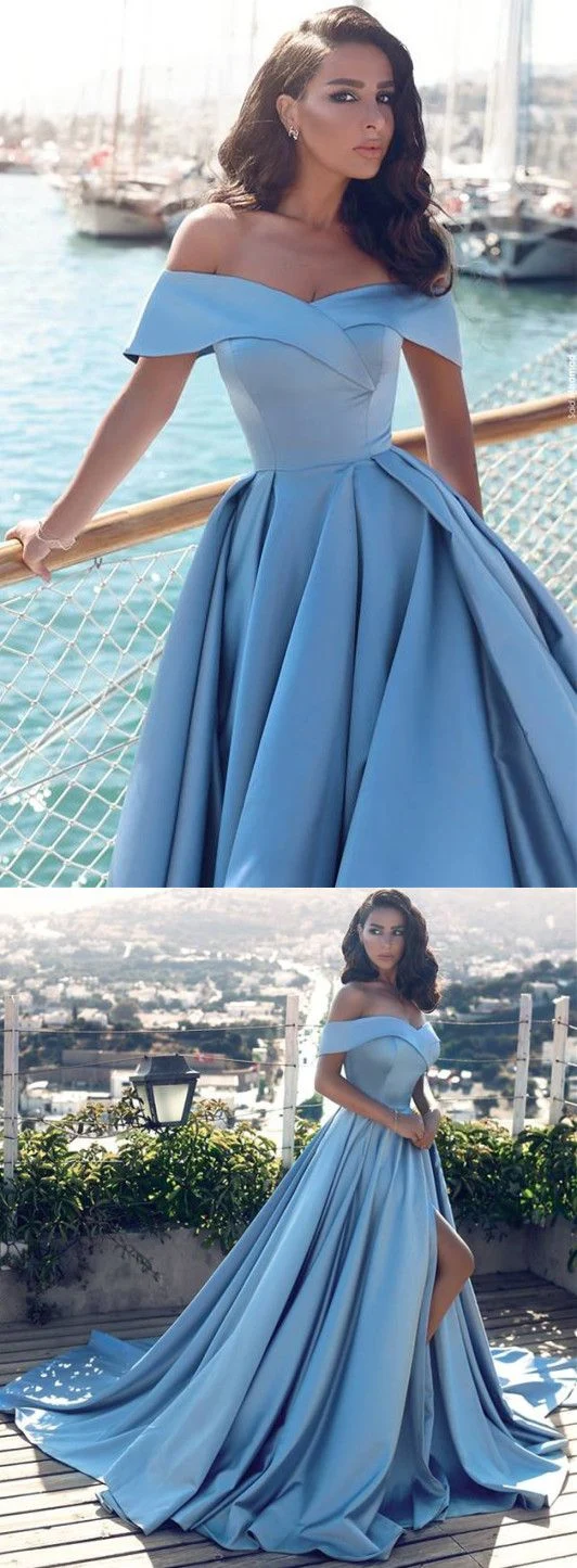 Robe de bal bleue à épaules dénudées et fente latérale