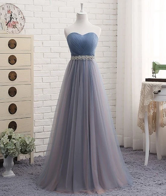 Robe de bal sans bretelles en tulle bleu poussiéreux de différentes longueurs avec ceinture strass