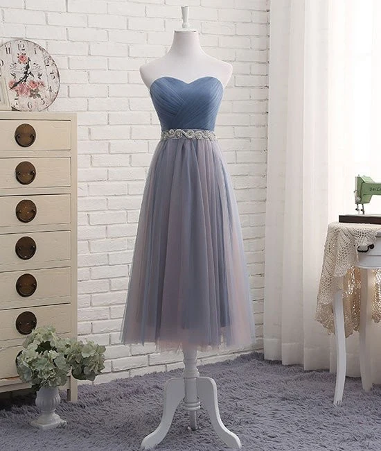 Robe de bal sans bretelles en tulle bleu poussiéreux de différentes longueurs avec ceinture strass