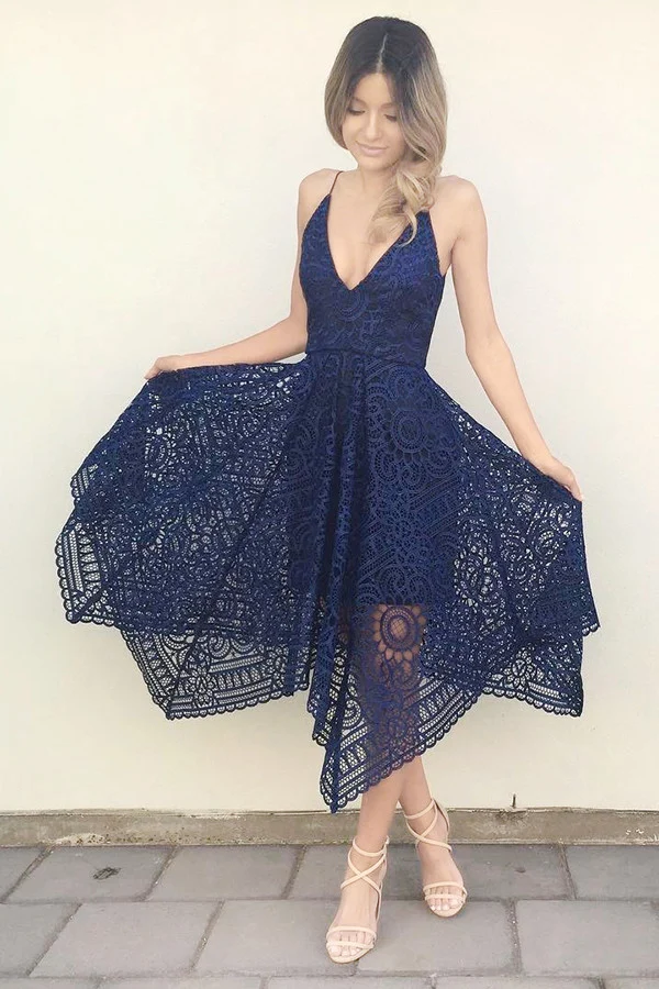 Robes de demoiselle d'honneur asymétriques élégantes en dentelle bleu marine longueur thé