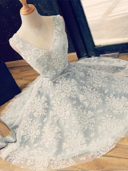 Robe de soirée courte en dentelle bleu pâle à col en V